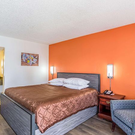 Econo Lodge Durant Bagian luar foto