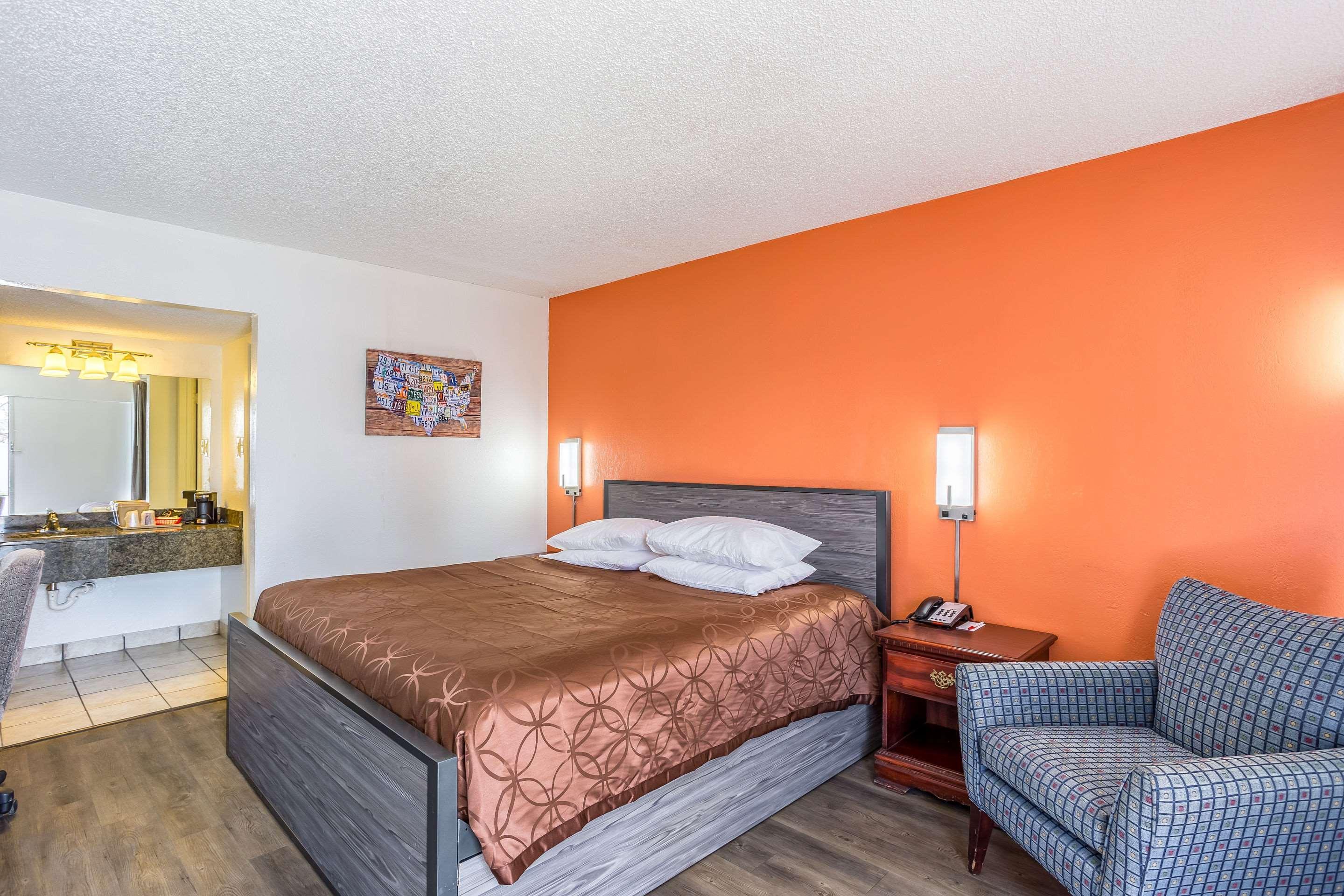 Econo Lodge Durant Bagian luar foto
