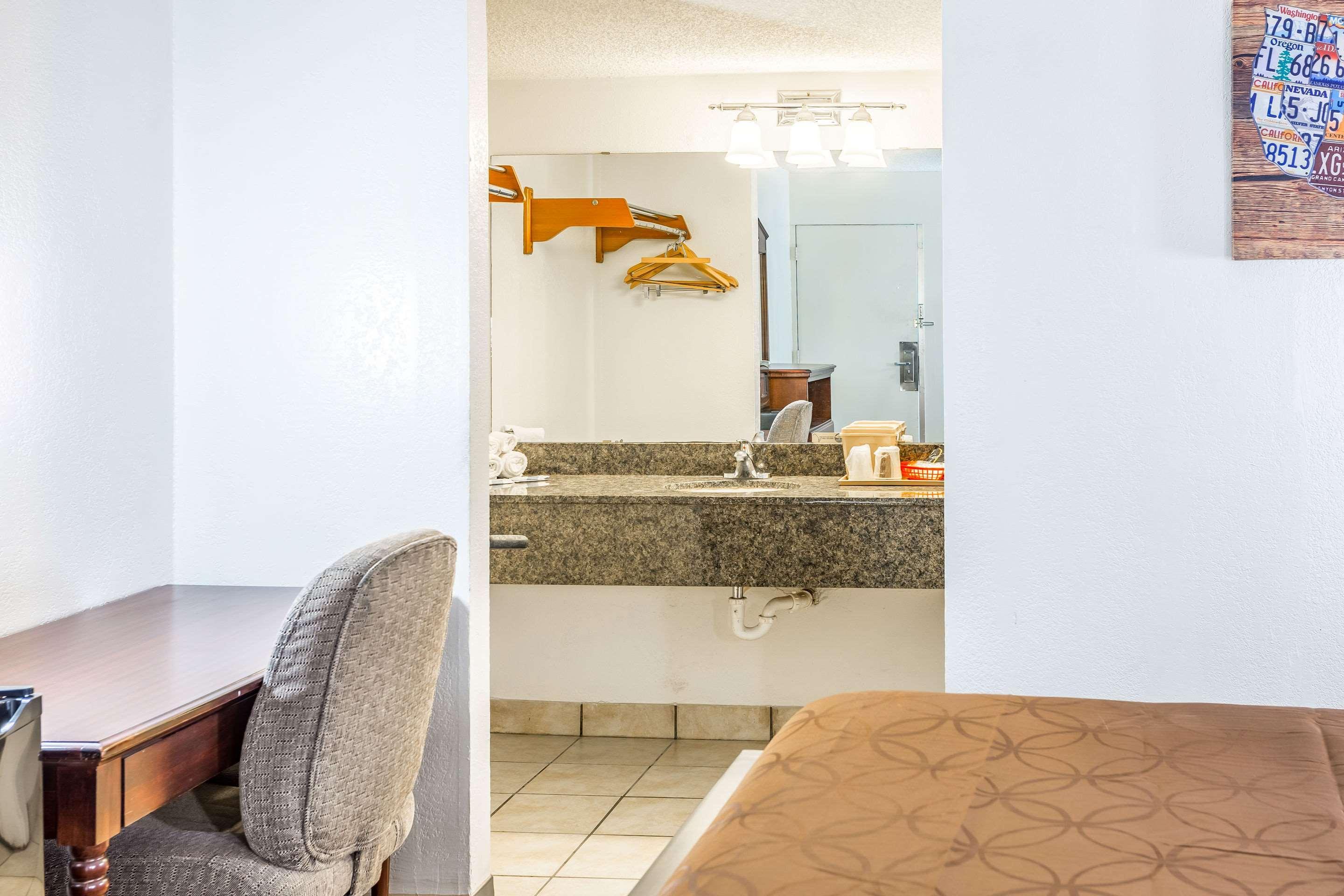 Econo Lodge Durant Bagian luar foto