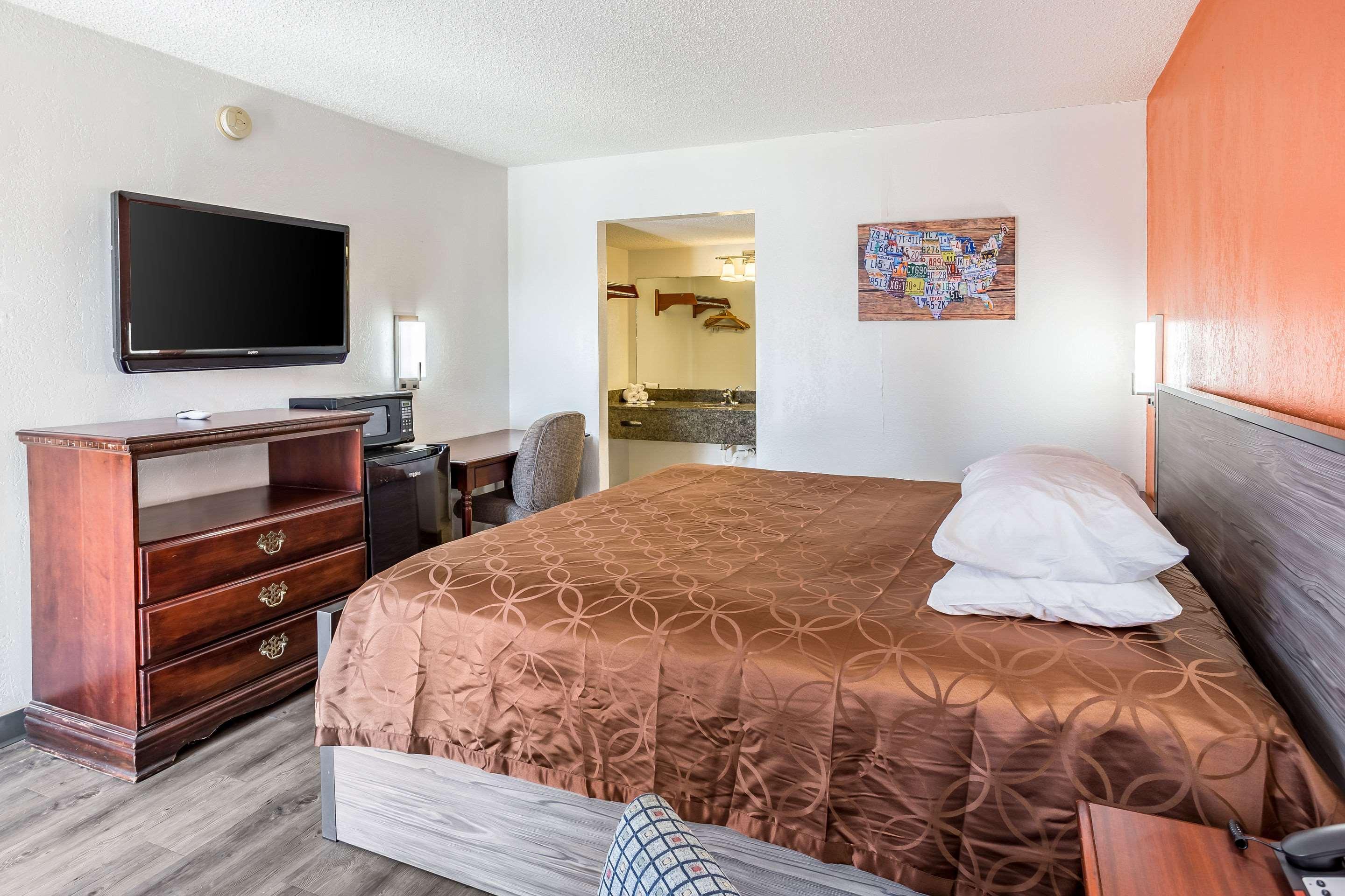 Econo Lodge Durant Bagian luar foto