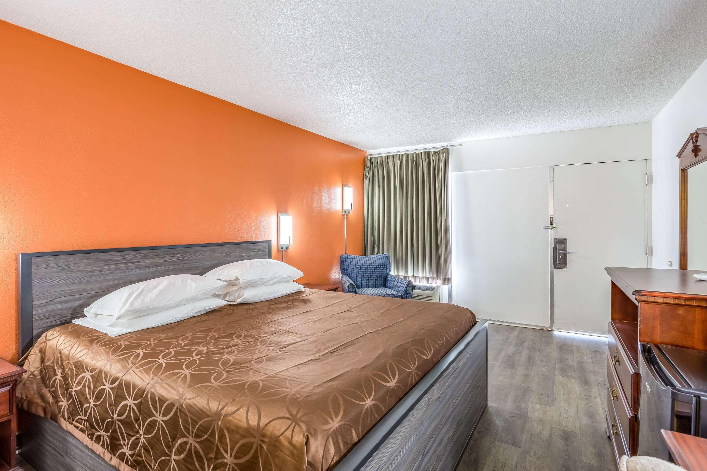 Econo Lodge Durant Bagian luar foto