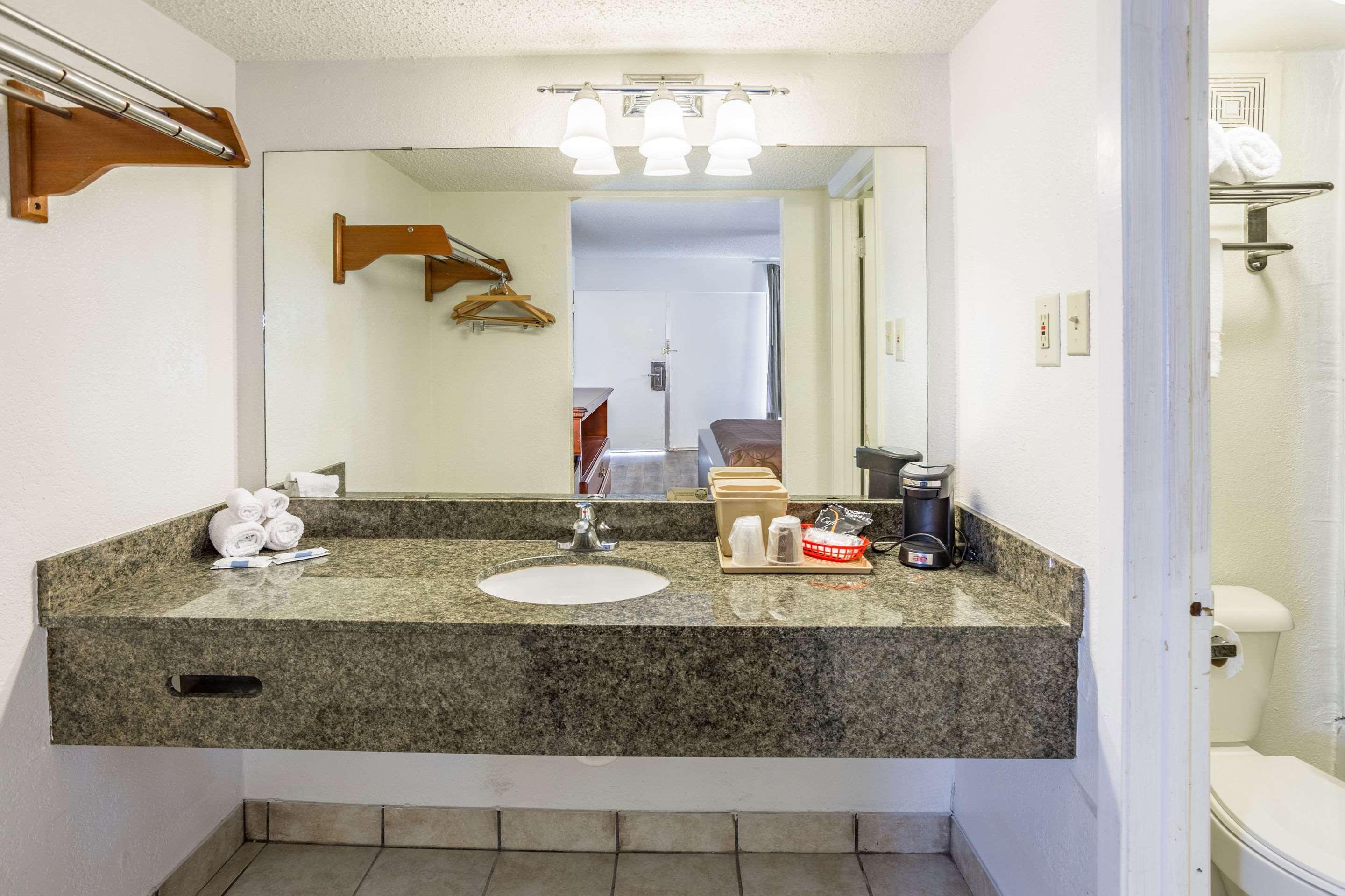 Econo Lodge Durant Bagian luar foto