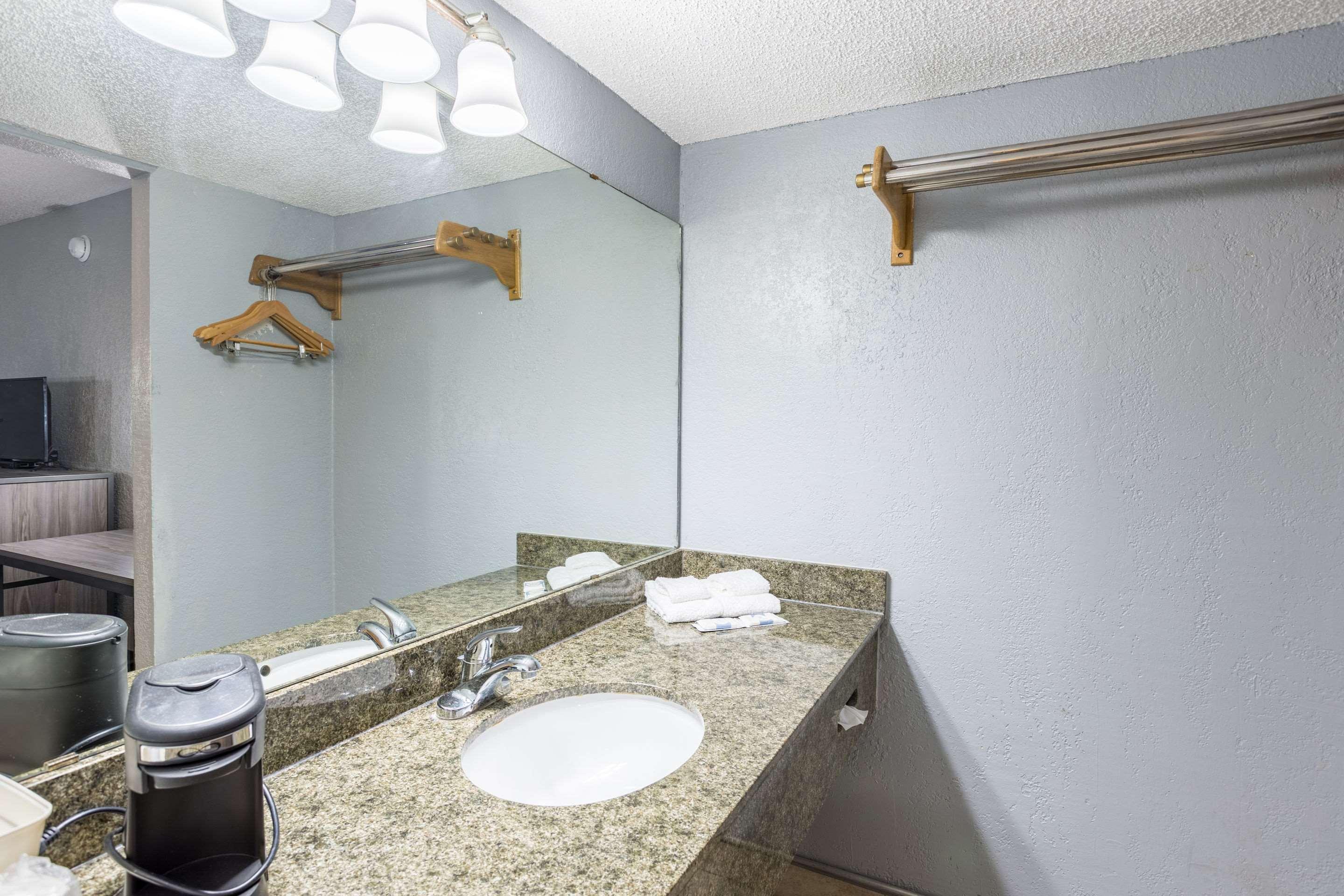 Econo Lodge Durant Bagian luar foto