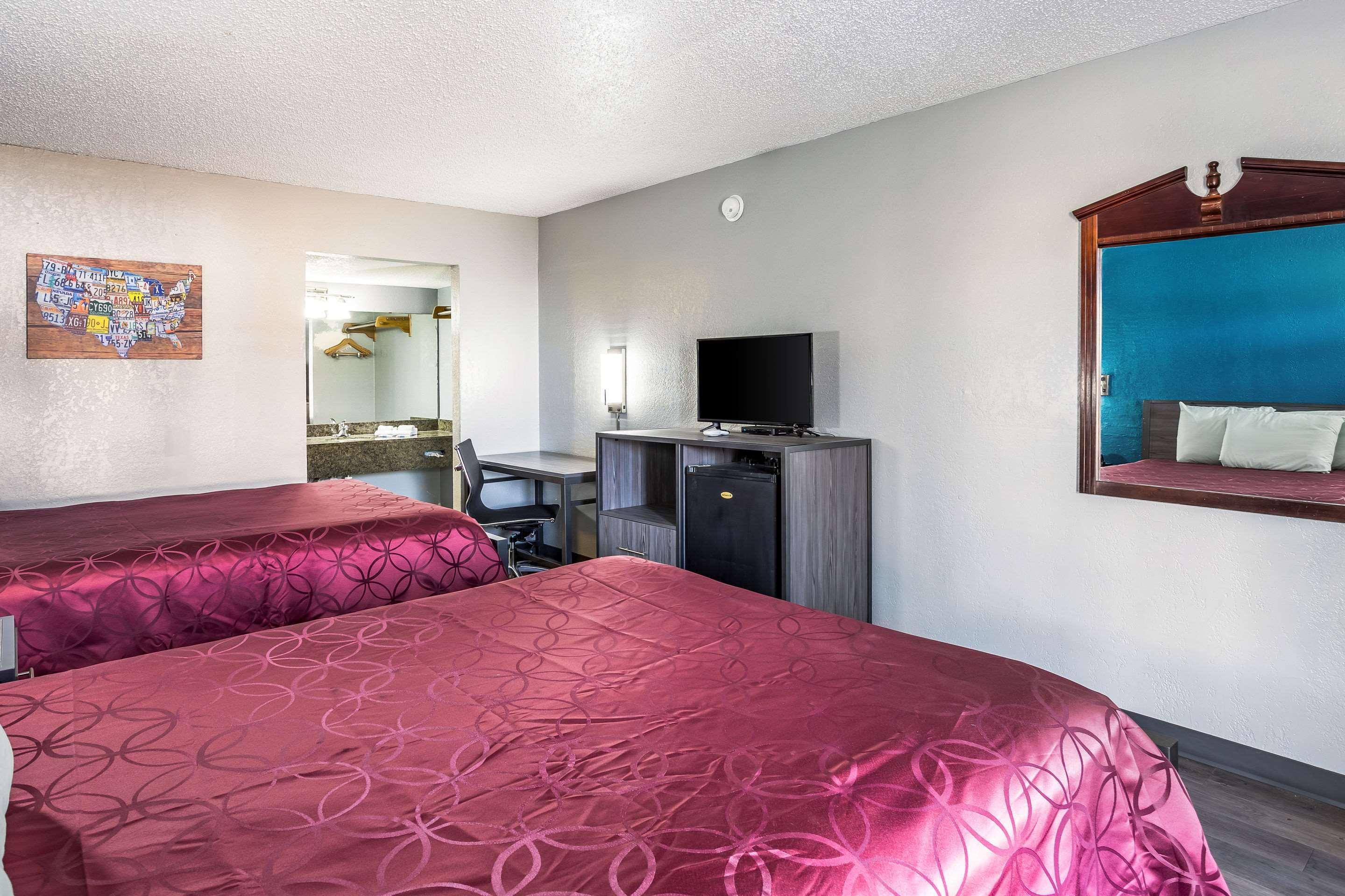 Econo Lodge Durant Bagian luar foto