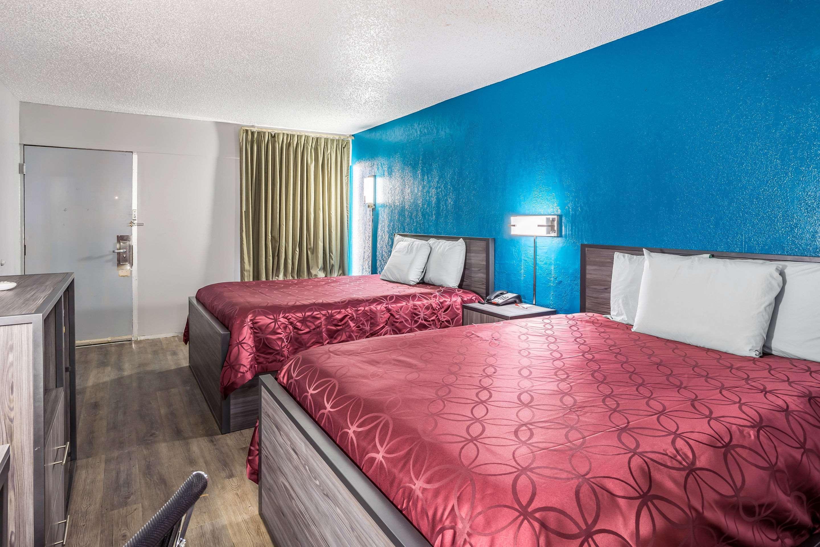 Econo Lodge Durant Bagian luar foto