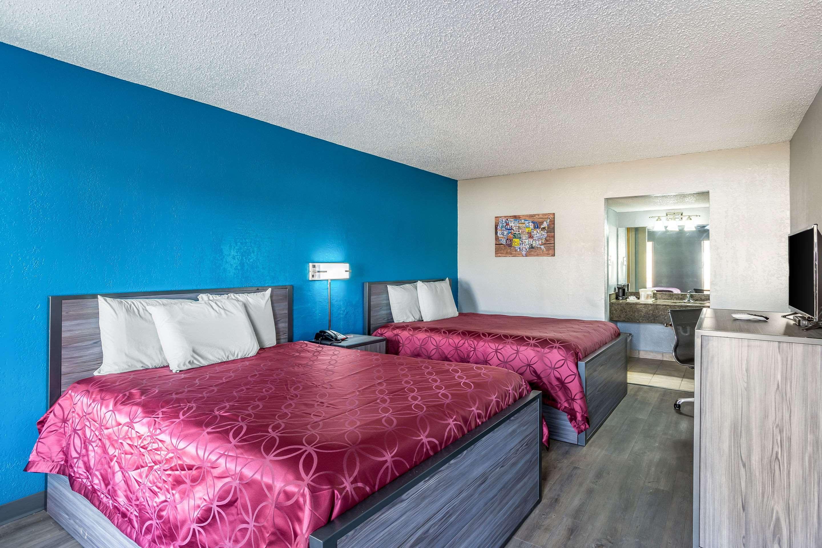 Econo Lodge Durant Bagian luar foto