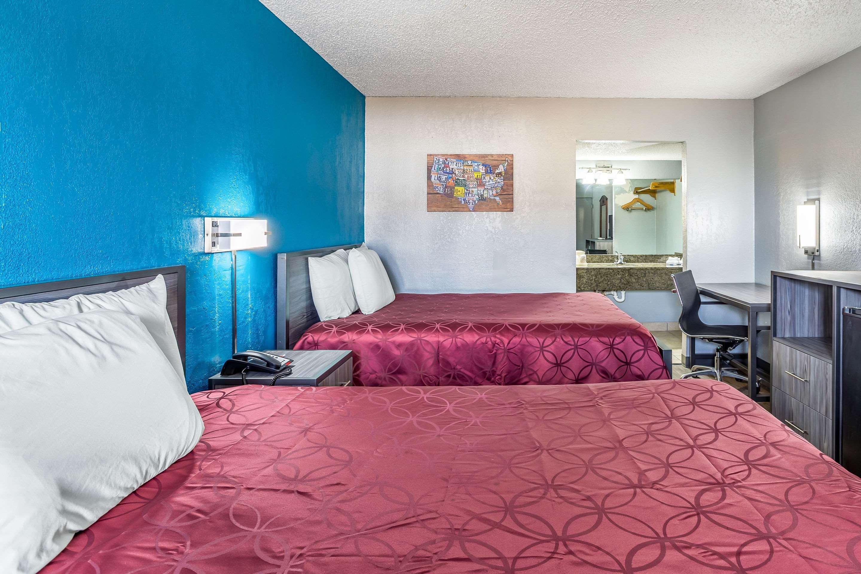 Econo Lodge Durant Bagian luar foto