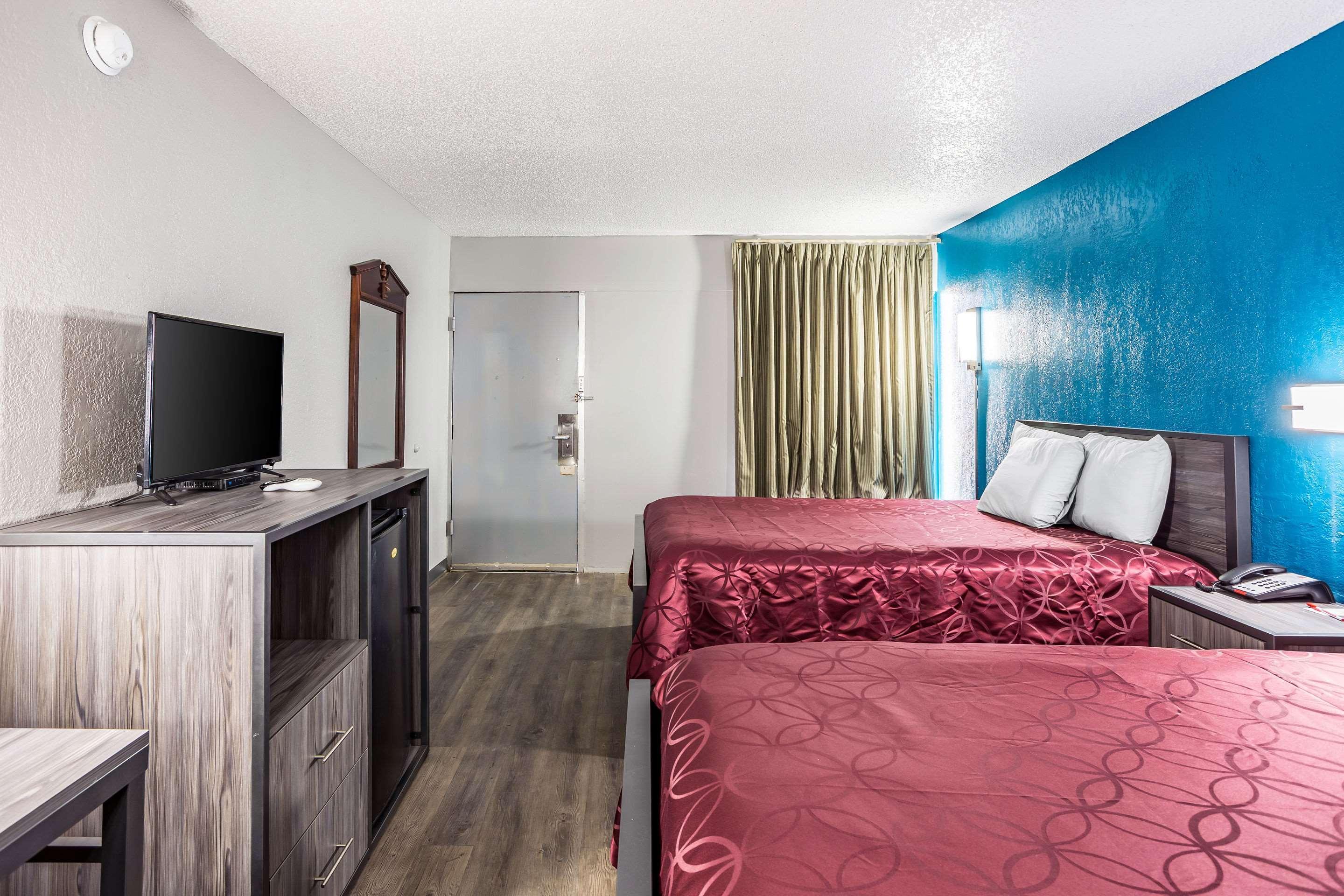 Econo Lodge Durant Bagian luar foto