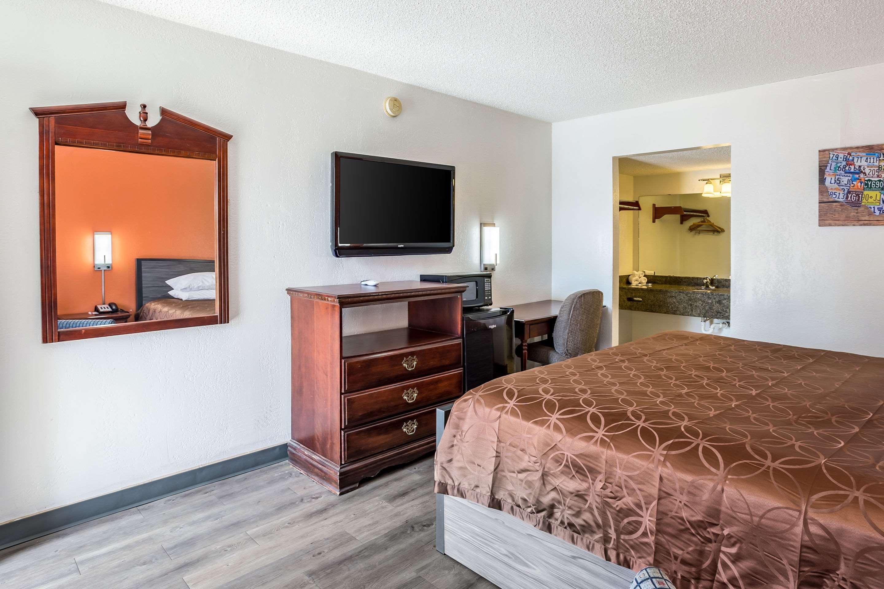 Econo Lodge Durant Bagian luar foto