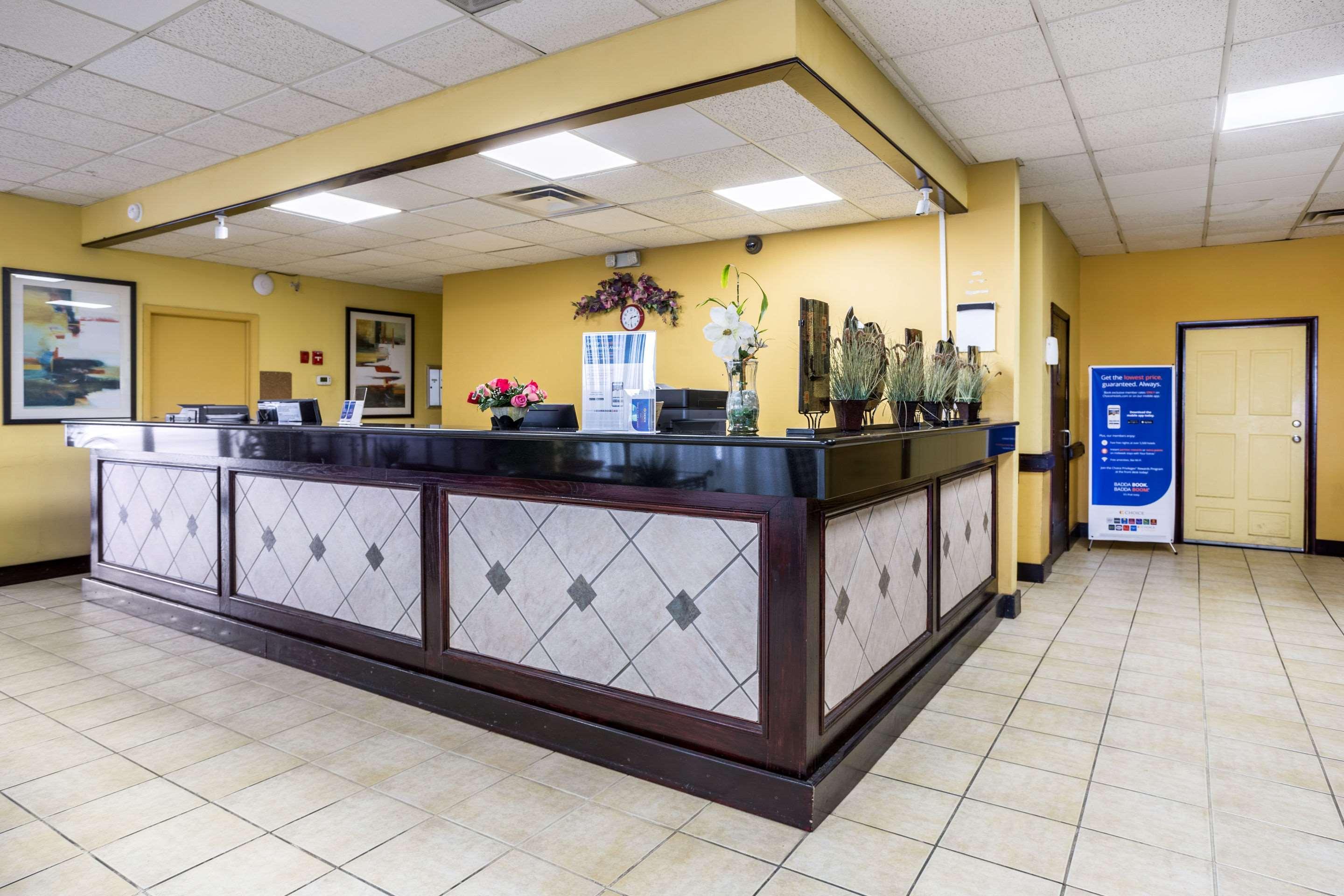 Econo Lodge Durant Bagian luar foto