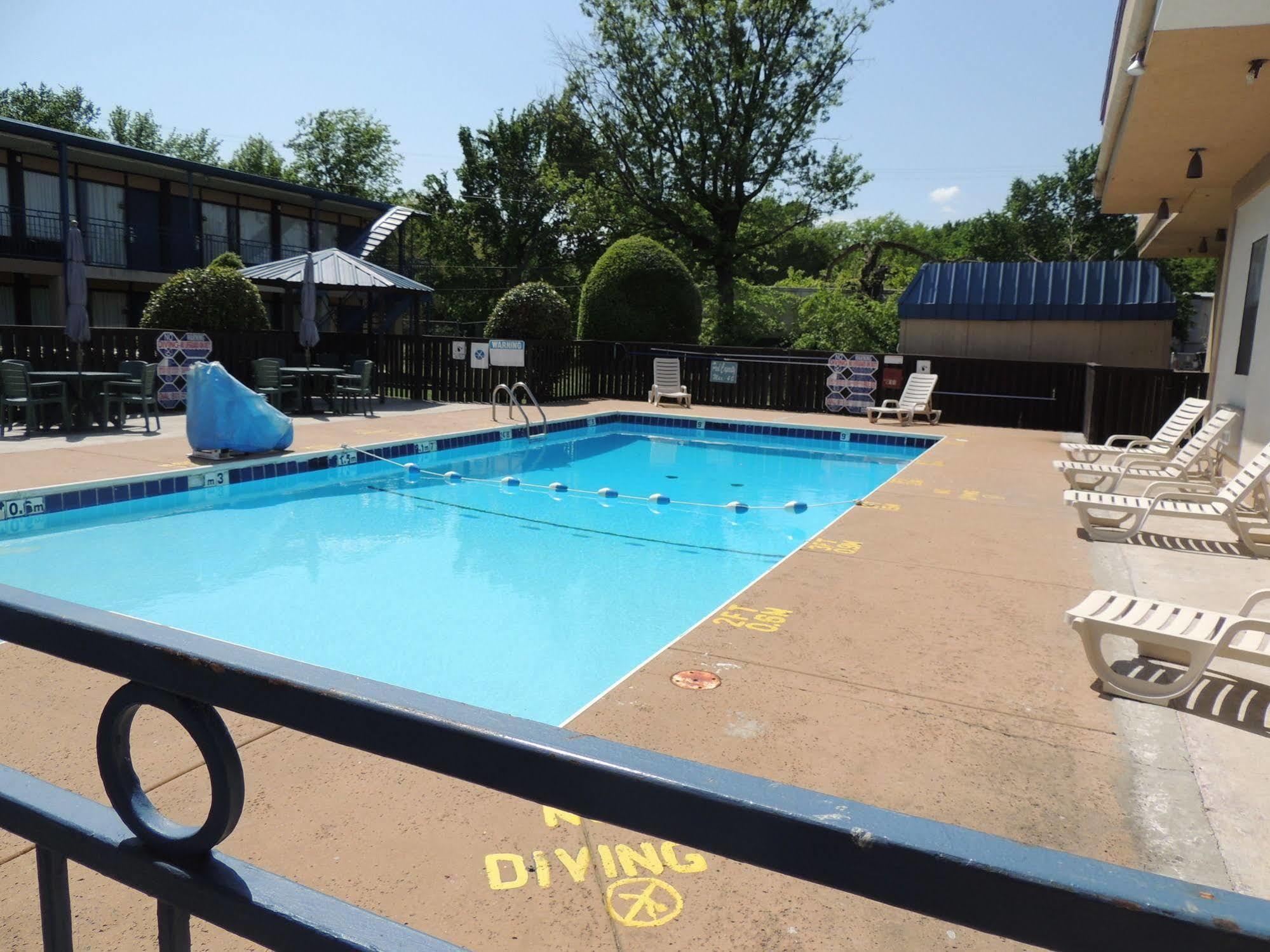 Econo Lodge Durant Bagian luar foto