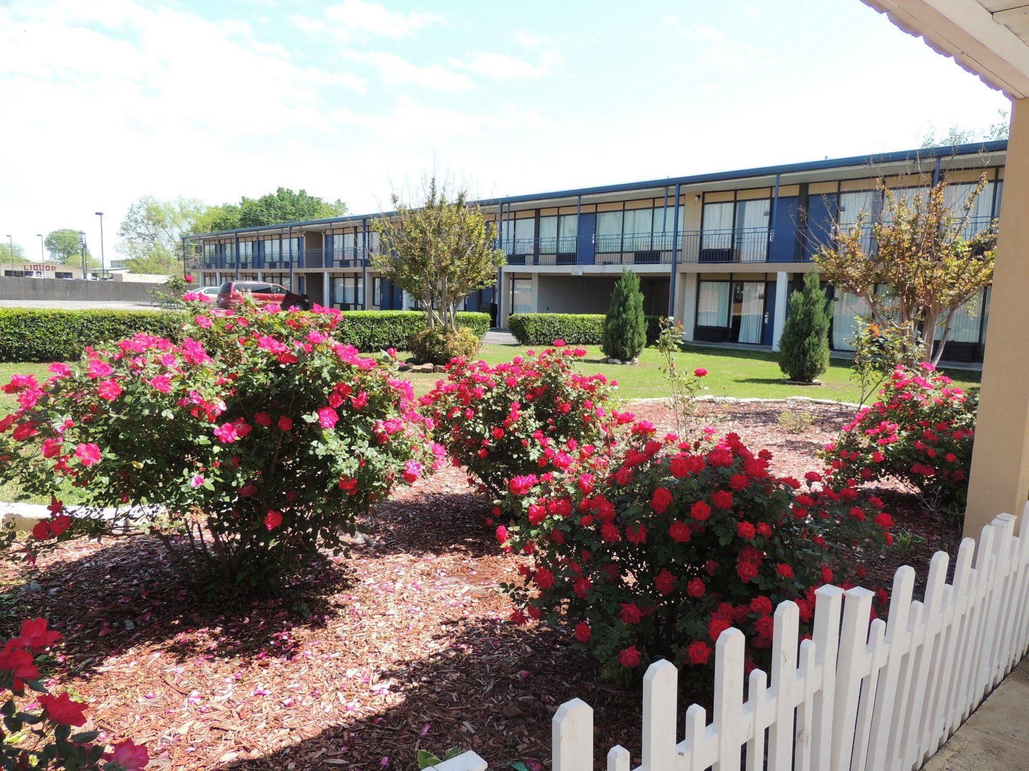 Econo Lodge Durant Bagian luar foto